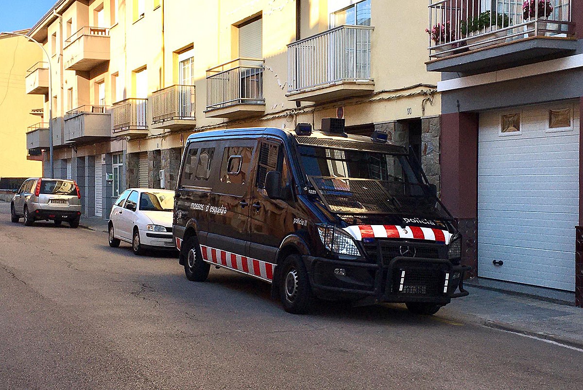 Una furgoneta dels Mossos al carrer Girona de Manlleu