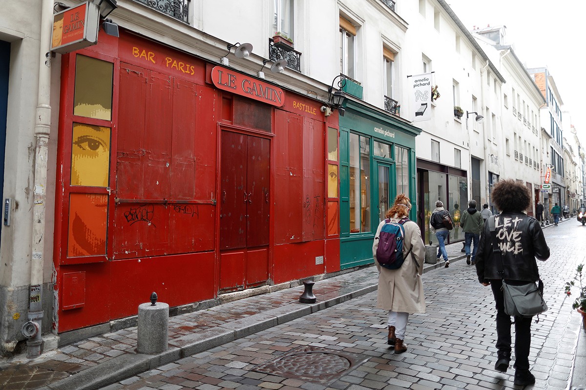 Un bar tancat per les restriccions de la Covid-19 a París