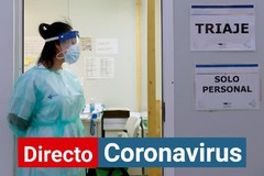 Una enfermera aguarda la llegada de pacientes en un hospital de Valladolid.
