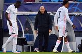 Zidane observa a Mendy y Militao, el pasado martes.