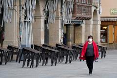 Una mujer pasea por la Plaza del Castillo, en el centro de Pamplona, ayer por la mañana.