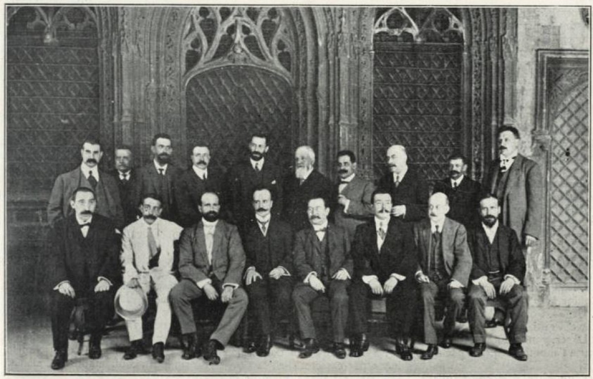Els comissionats de les quatre diputacions catalanes per tractar la creació de la Mancomunitat de Catalunya reunits al Palau de la Generalitat el juliol de 1911.