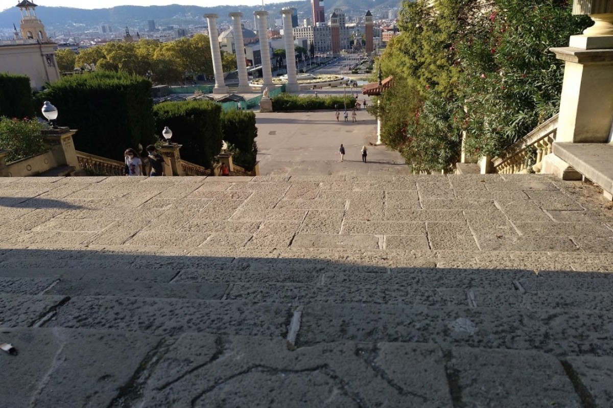 La làpida  a les escales de Montjuïc