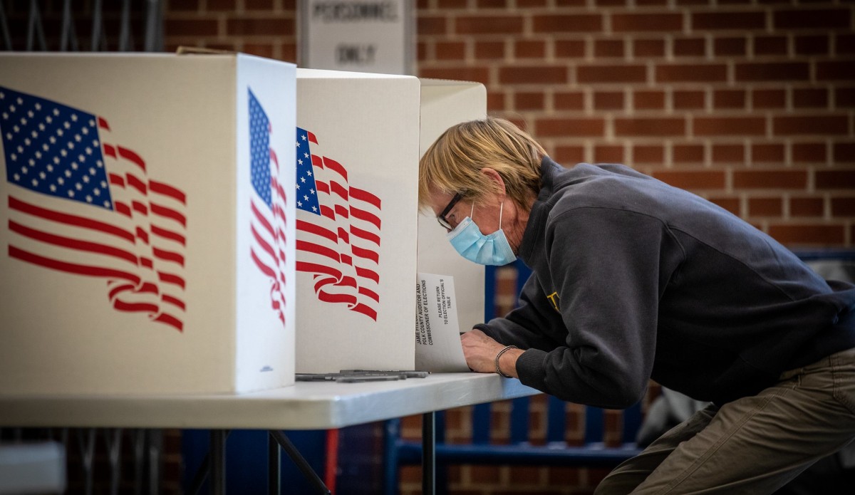 Un elector a Des Moines (Iowa), omplint la butlleta de votacions a les eleccions del 3 de novembre.