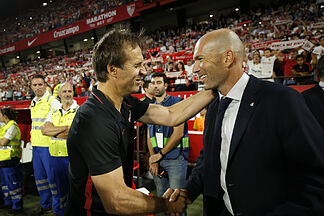Lopetegui y Zidane se saludan en el último Sevilla-Madrid.