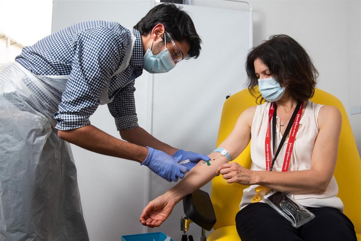 Una pacient provant la vacuna