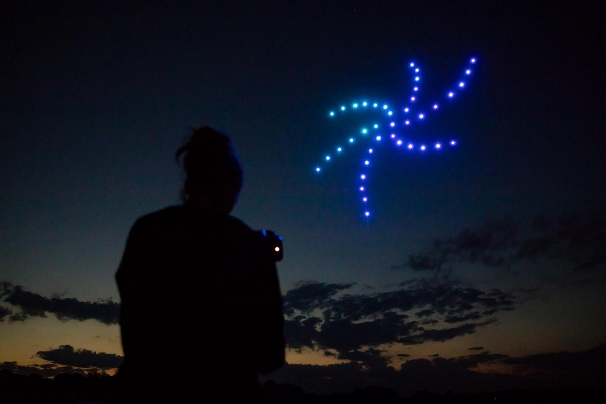 Flock Drone Art combina l'art i les noves tecnologies per fer espectacles nocturns amb drones. A la fotografia, una espiral