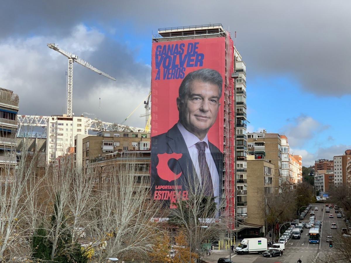 La pancarta situada al costat del Bernabéu