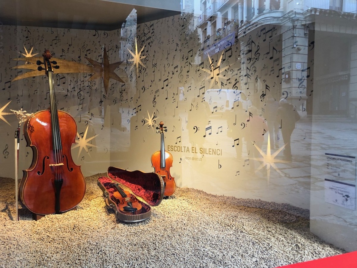 Un muntatge vinculat al 250è aniversari del naixement de Beethoven i amb el silenci com font d’inspiració rep enguany el primer premi del Concurs d’aparadors per Nadal 