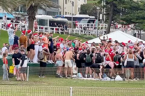 Cientos de jóvenes de fiesta en Bronte Beach, Australia.