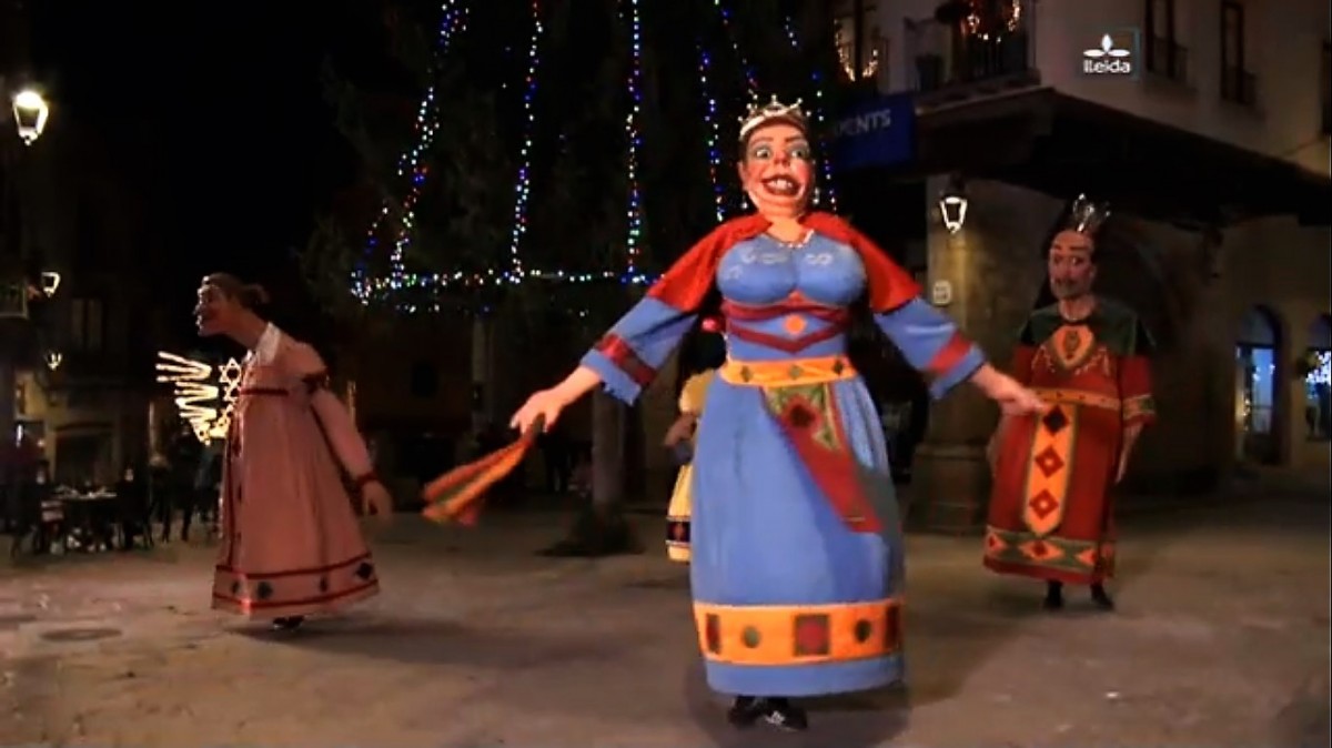 Els gegants bojos ballant a la Plaça Major sota l'arbre de Nadal