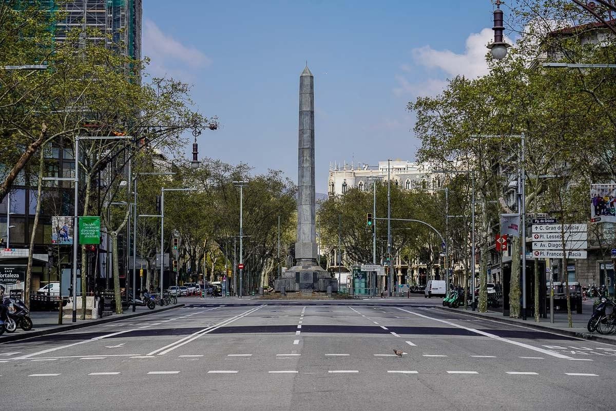 El passeig de Gràcia de Barcelona, en ple confinament