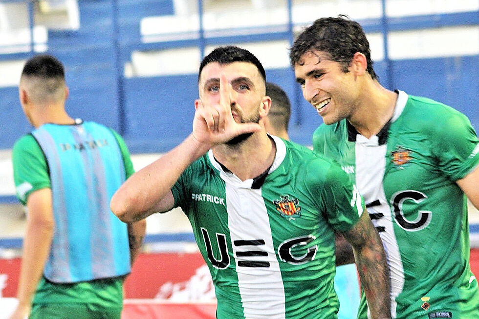 Medina, uno de los mejores jugadores del Cornellá, celebra un gol.