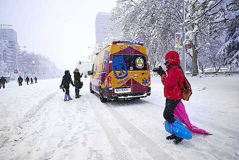 Una unidad móvil del Samur se abre camino entre la nieve del centro de Madrid.