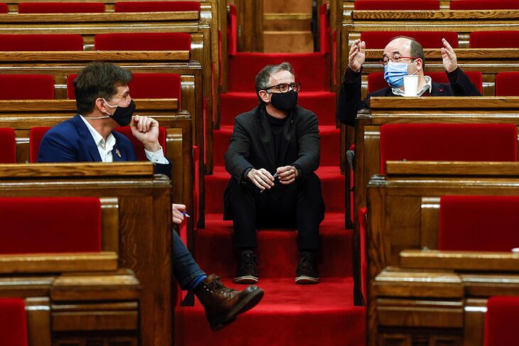 El lider del PSC, Miquel Iceta (dcha.), y dos diputados de ERC, este miércoles, en el Parlamento de Cataluña.