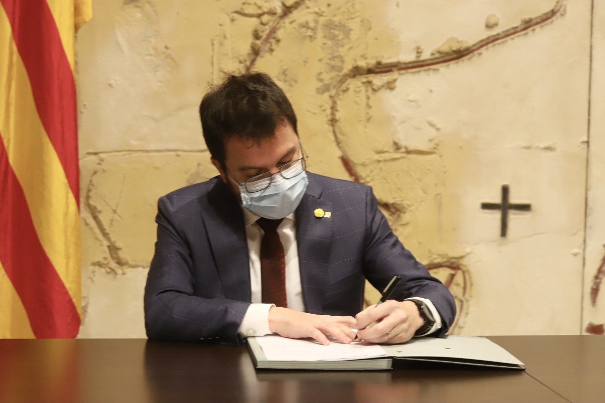 Pere Aragonès signant el decret d'ajornament de les eleccions