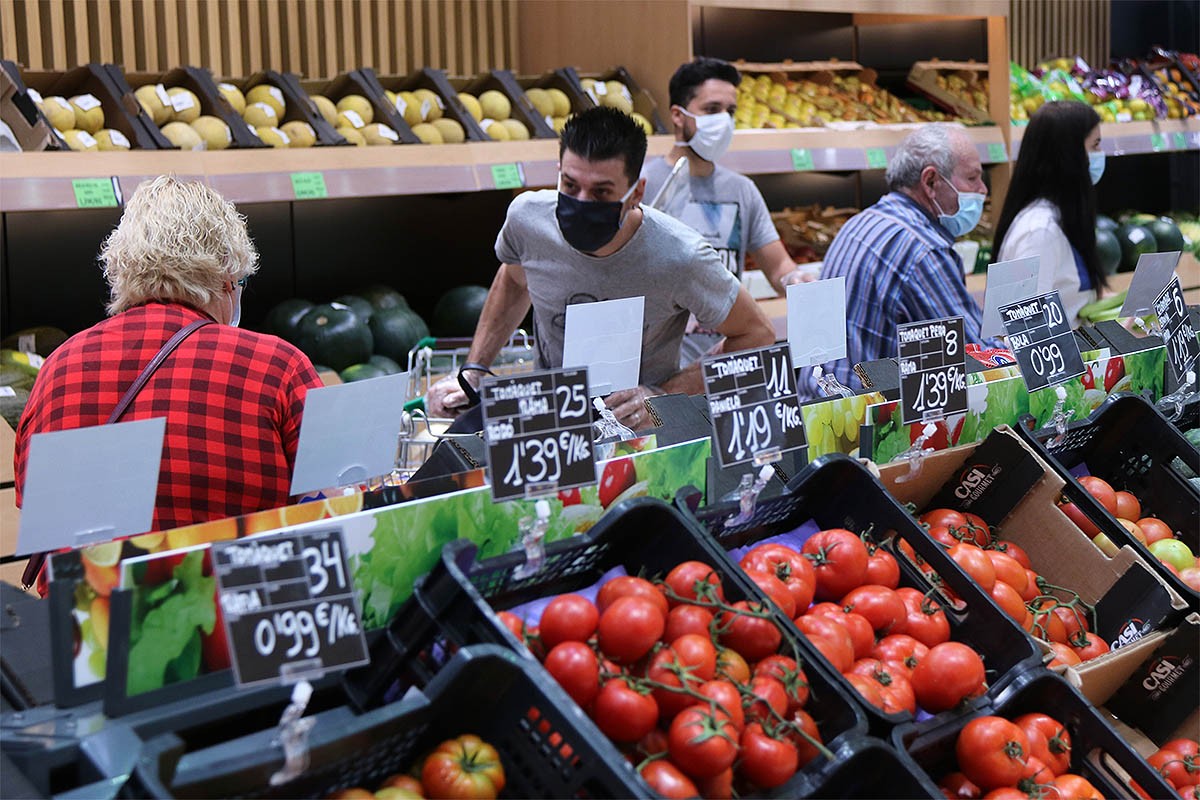 Gent comprant en un supermercat.