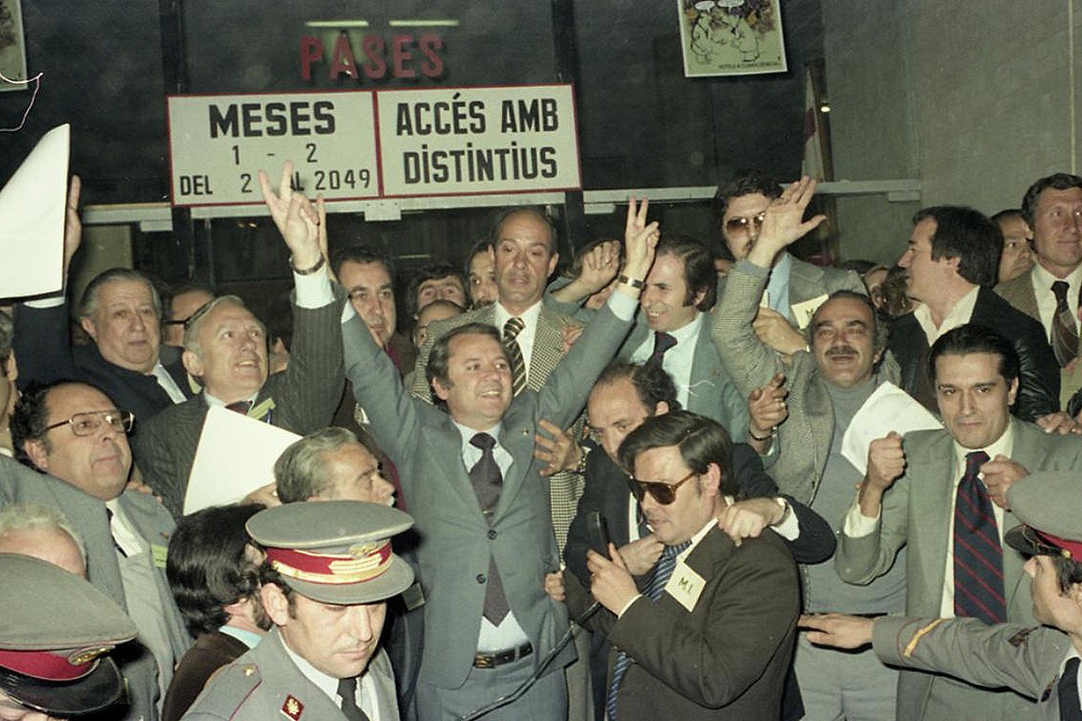 Josep Lluís Núñez celebra el seu triomf en les eleccions a la presidència del Barça celebrades el 6 de maig de 1978 