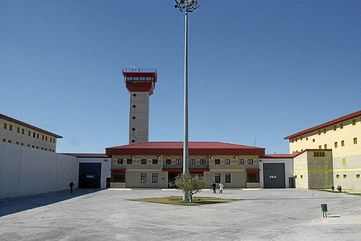 Entrada de la prisión Alicante II, en Villena.