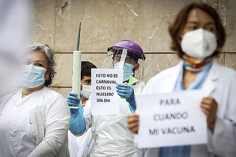 Varios sanitarios reclaman vacunas para el personal médico, ayer, en el ambulatorio del barrio de Amara de San Sebastián.