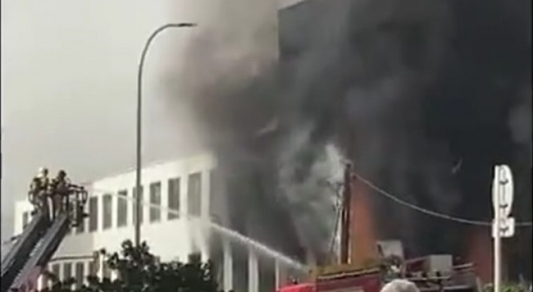 Estabilitzat l'incendi en una fàbrica de cremalleres de Rubí