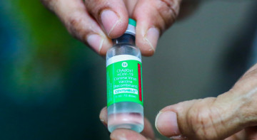 EuropaPress 3538982 29 january 2021 sri lanka colombo health worker holds vial of
