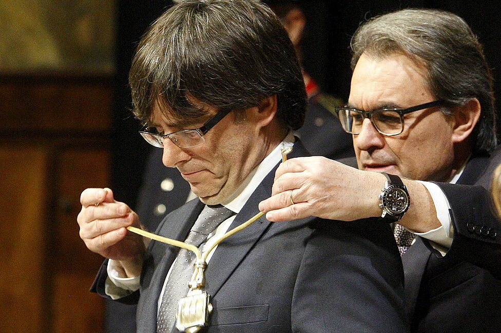 Artur Mas coloca el medallón de president de la Generalitat, en 2016.