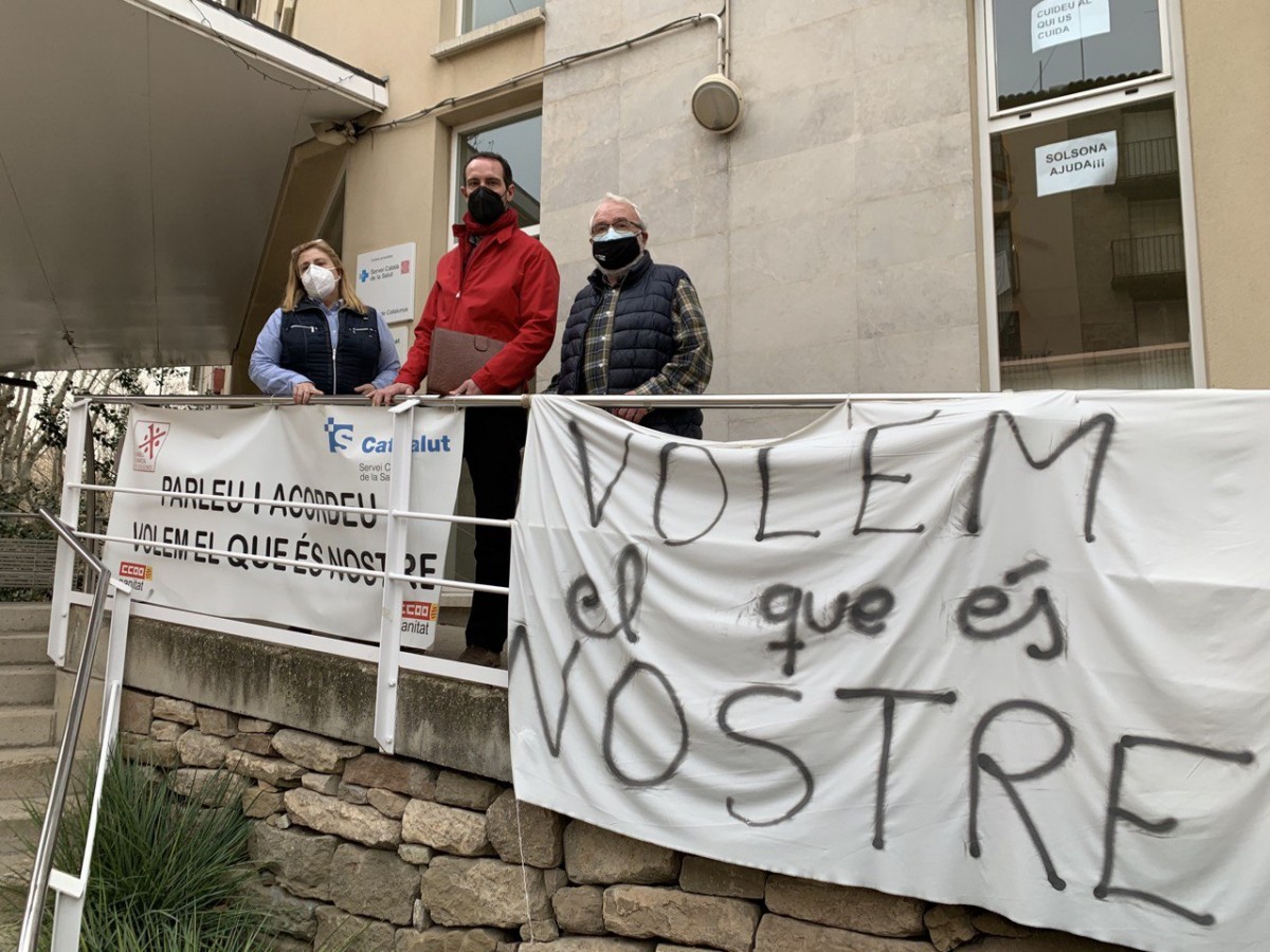 Jaume Moya, acompanyat dels membres de la seva candidatura Helena Motos i Marcel Colell han visitat el Centre Sanitari del Solsonès i ha escoltat les demandes del seu comitè d’empresa