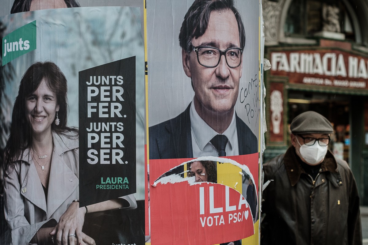 Un cartell electoral de Borràs i un d'Illa a Barcelona.