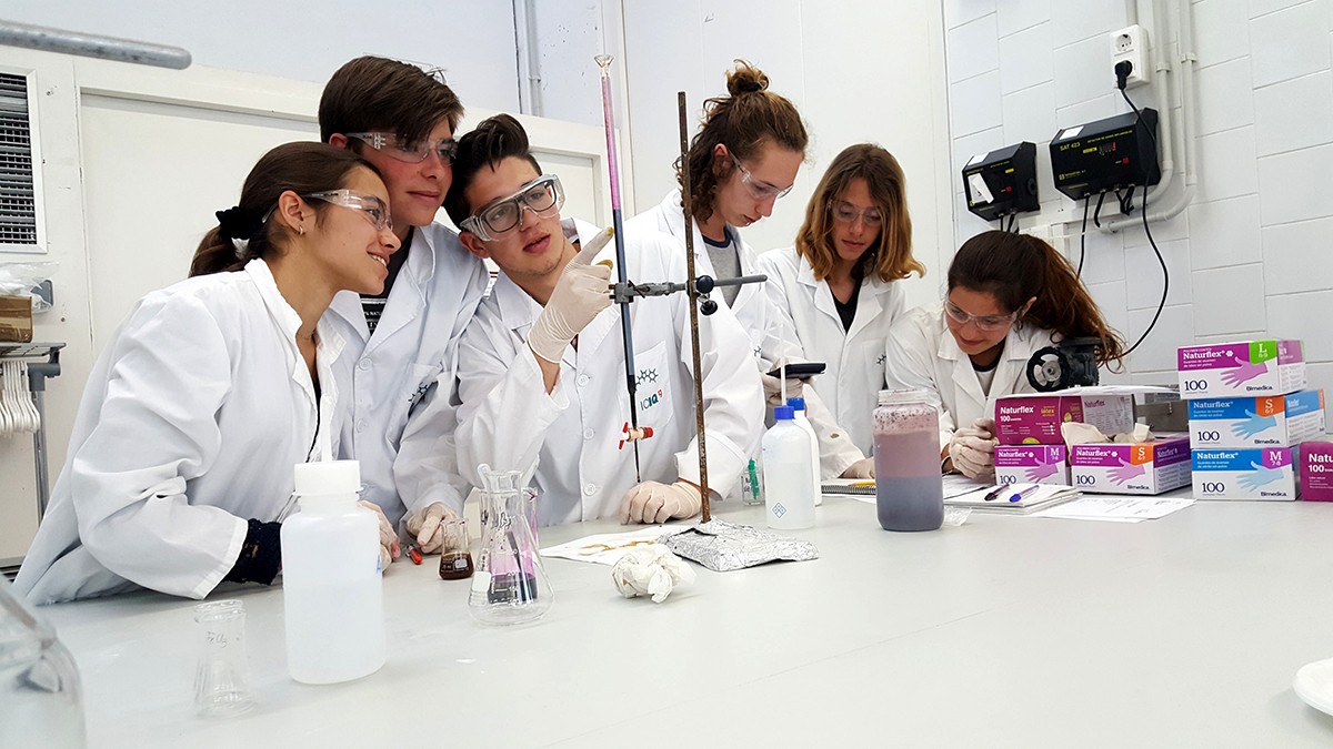 Un grup d'estudiants d'una de les darrera edicions de 'Bojos per la ciència' mentre participen en una de les activitats