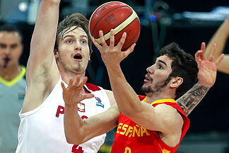 Gliwice (Poland).- Aleksander Barcelowski (L) of Poland in action against Dario lt;HIT gt;Brizuela lt;/HIT gt; (R) of Spain during the FIBA EuroBasket 2022 qualifying basketball match between Poland and Spain in Gliwice, Poland, 19 February 2021. (Baloncesto, Polonia, España) EPA/ POLAND OUT