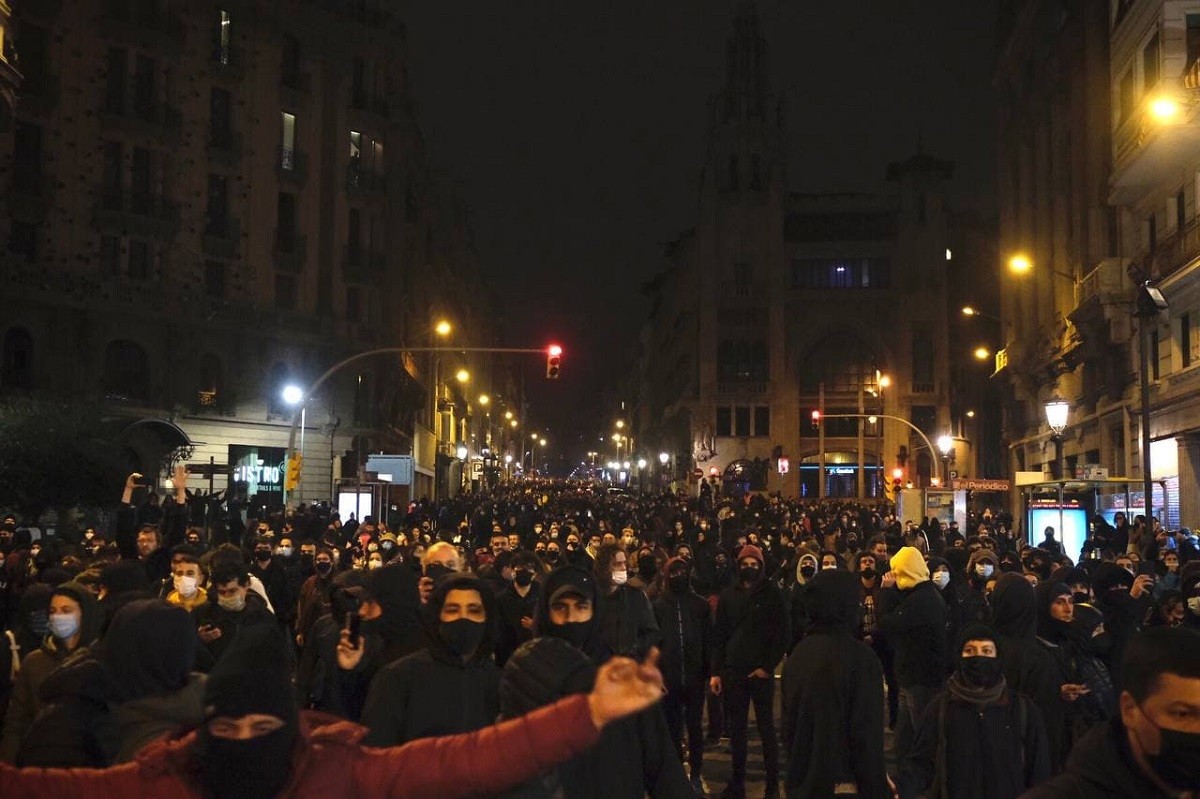 Imatge dels manifestants baixant per la Via Laietana