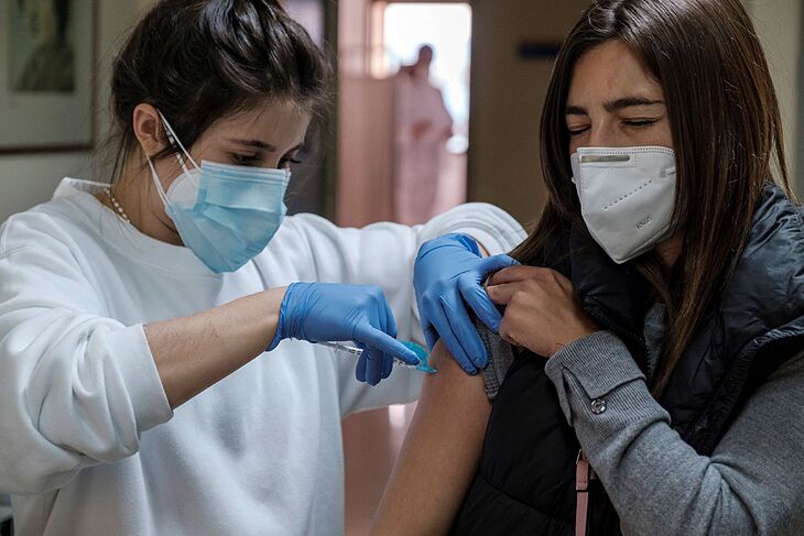 Una sanitaria administra la primera dosis de la vacuna AstraZeneca en el Hospital de Can Misses de Ibiza ayer viernes.