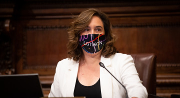 La alcaldesa de Barcelona, Ada Colau, con una mascarilla en defensa del movimiento LGTB.
