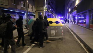 Nova nit de protestes i destrosses a Barcelona per la llibertat de Hasél