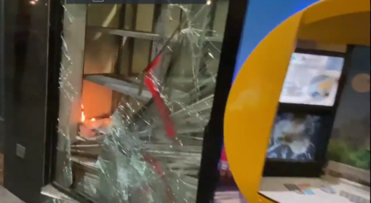 VÍDEO: Manifestants destrossen sucursals bancàries i munten barricades amb contenidors al Raval