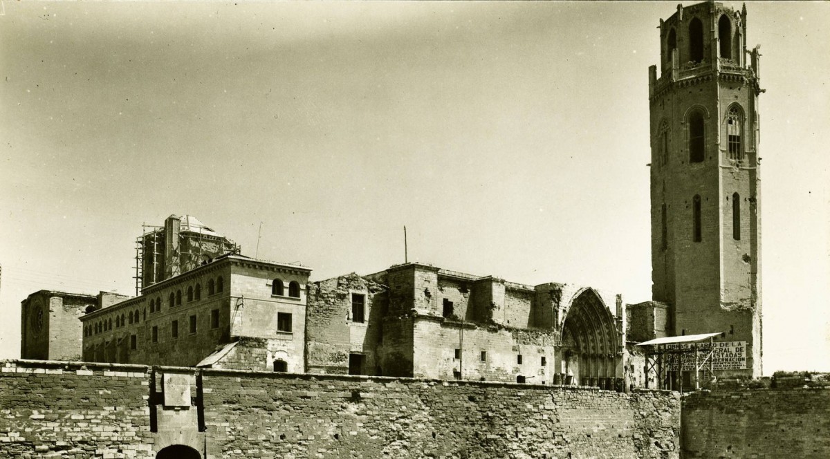 Imatge del claustre, el campanar i la muralla interior del conjunt monumental de la Seu Vella de Lleida. Data: Dècada de 1930-1940.