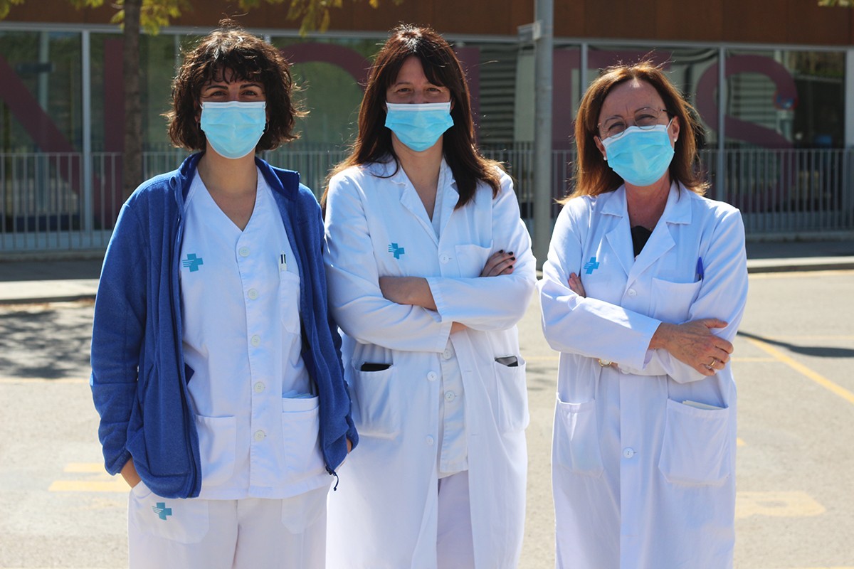 Laura Claverias, Mònica Magret i Maria Bodí, a l'exterior d'Urgències de l'Hospital Joan XXIII