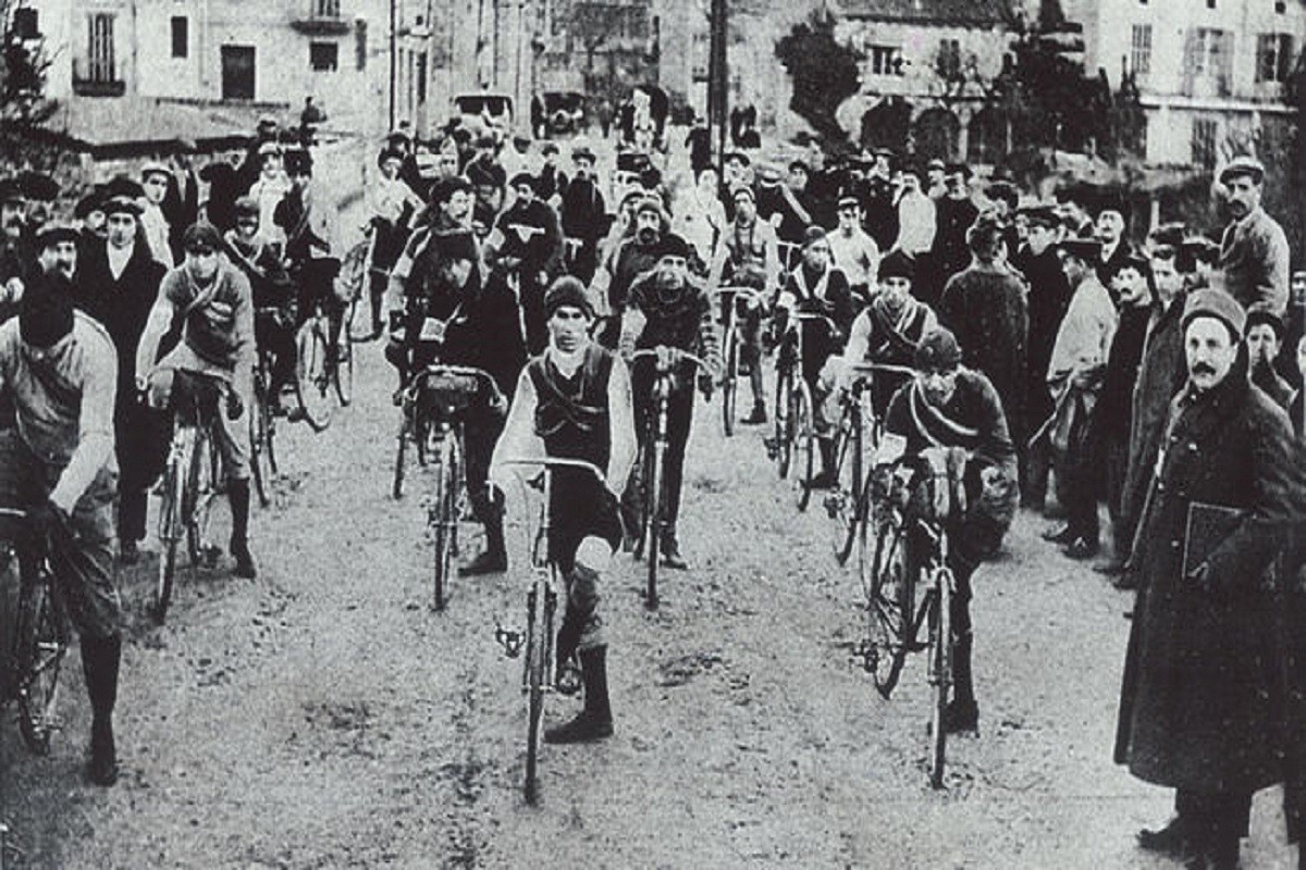 Primera edició de la Volta de Catalunya el 1911 a Barcelona | Wikimedia Commons