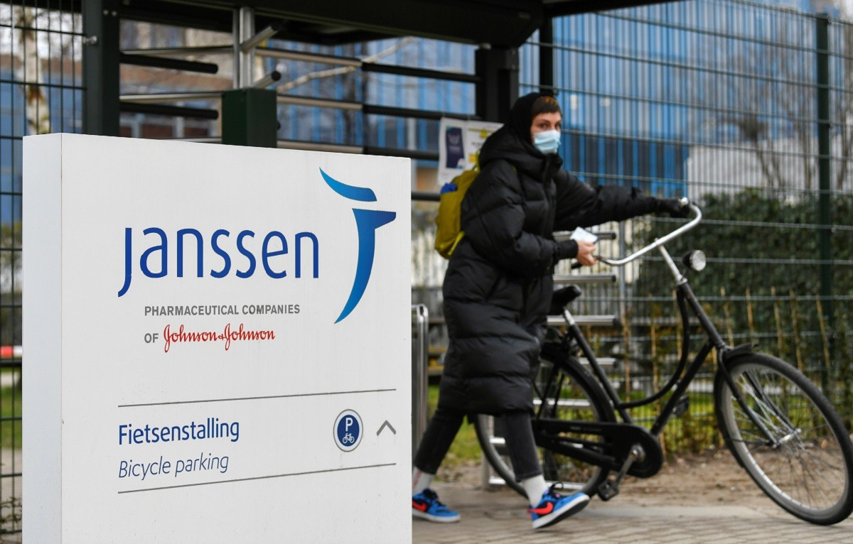 Una dona amb bicicleta a la seu de Janssen, als Països Baixos.