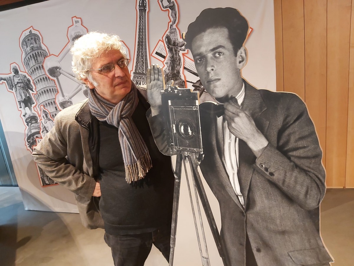 Toni Monné amb un retall del seu avi, Antoni Campañà.
