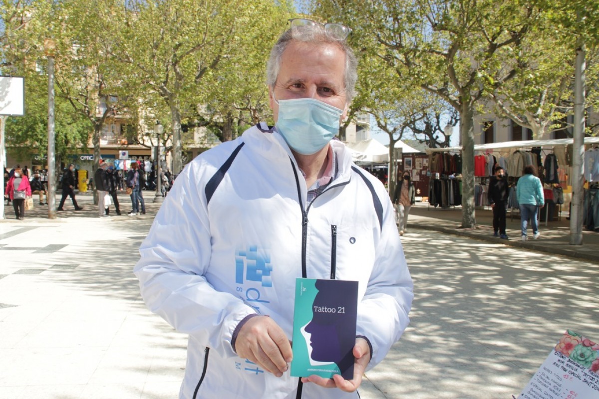 El Toni Fernández amb el seu llibre a la parada de Sant Jordi de Solsona