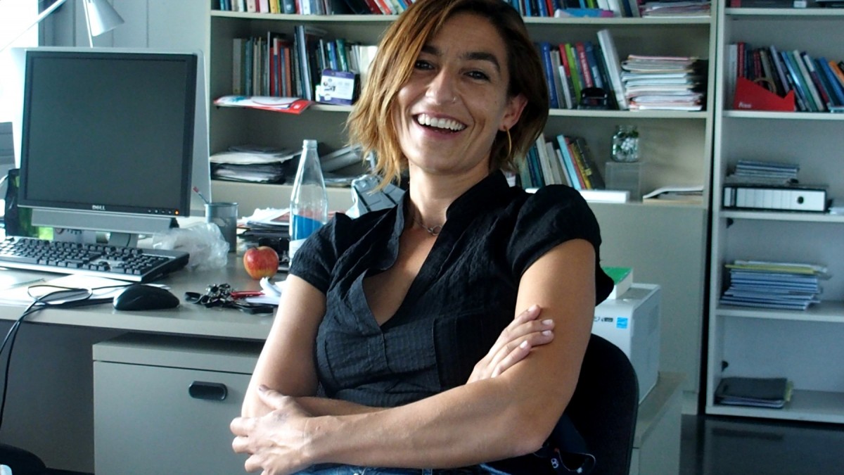 La doctora en Sociologia especialitzada en sociologia de l'educació i l'anàlisi de les desigualtats educatives Aina Tarabini, al seu despatx de la UAB.