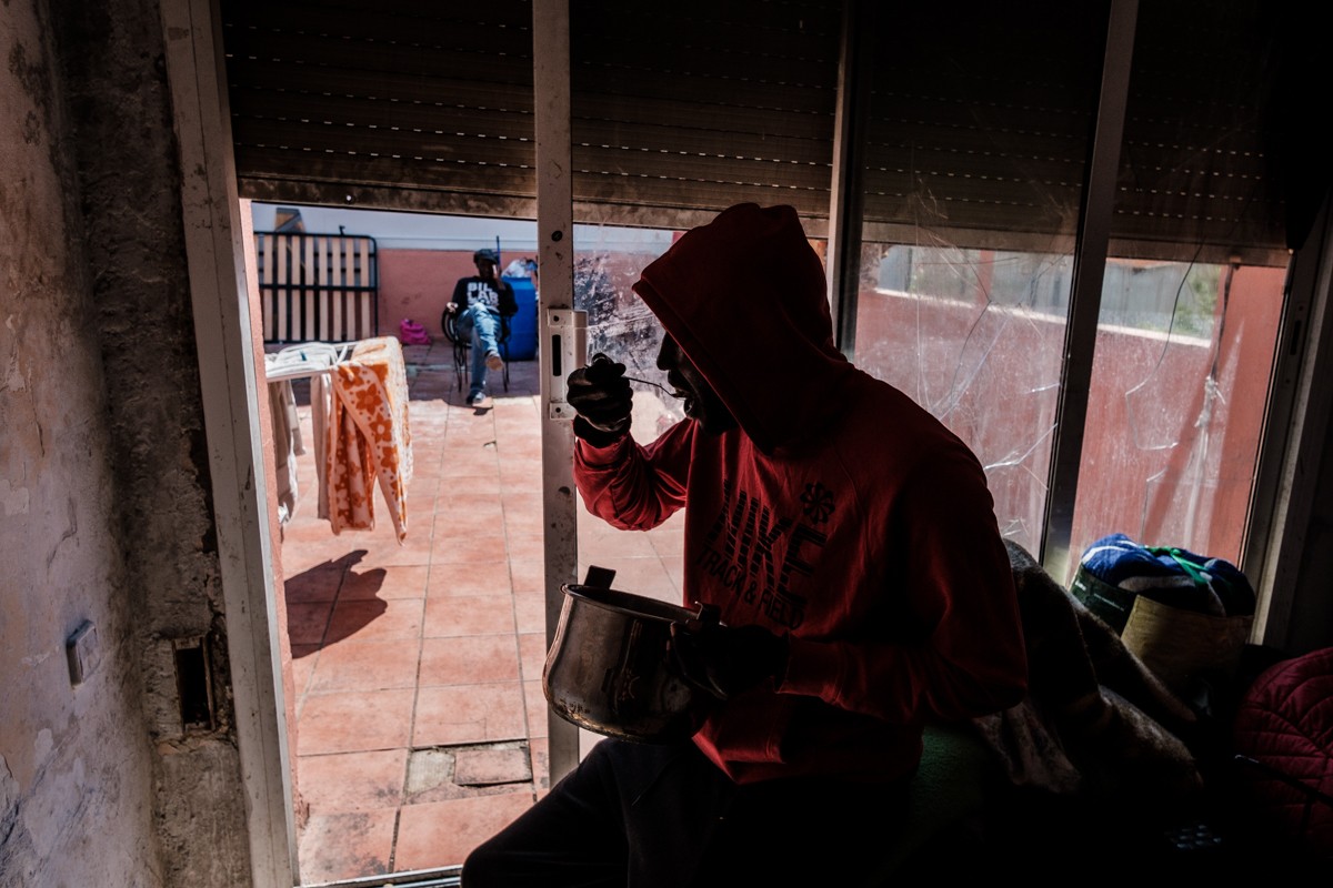 El grup de joves senegalesos sobreviuen en un pis ocupat a de Terrassa des de fa sis anys