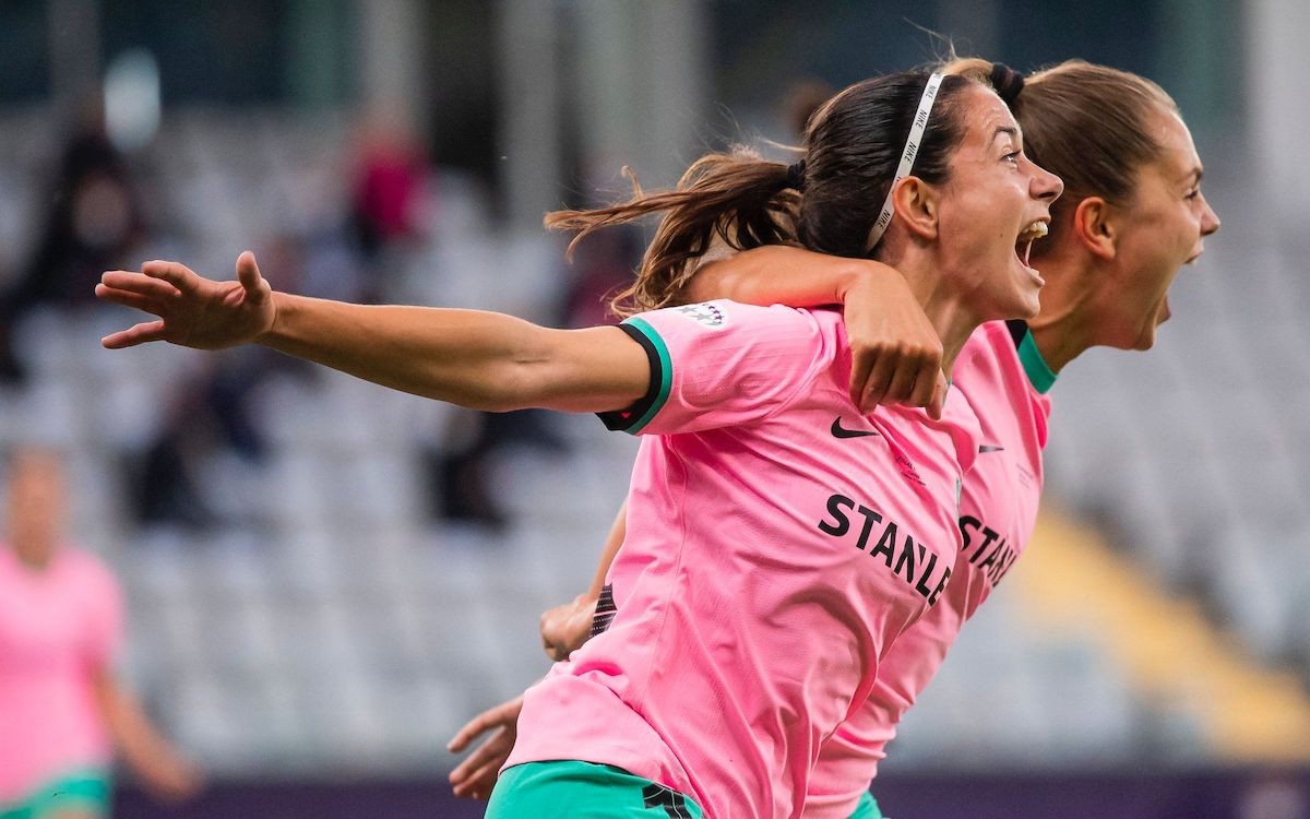 Aitana Bonmatí i Lieke Martens celebrant el tercer gol blaugrana