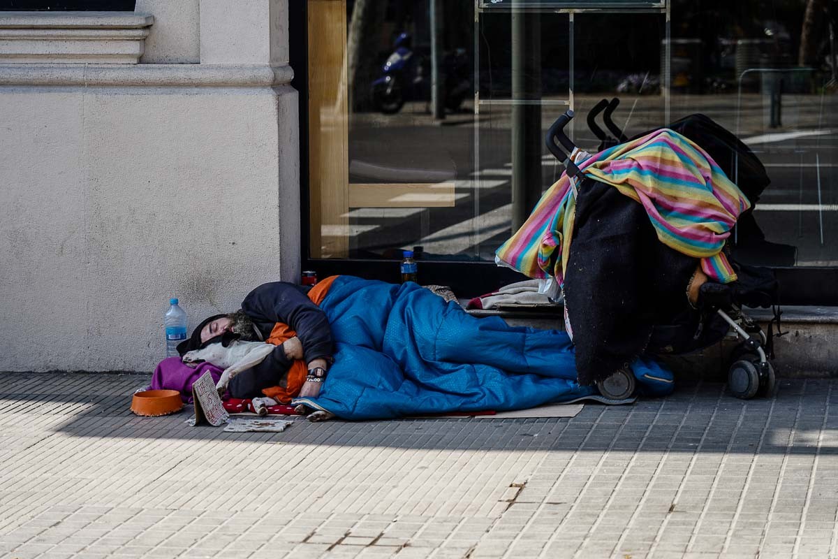 Una persona en situació de sensellarisme al centre de Barcelona.