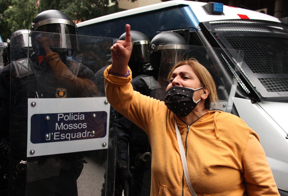 Una manifestant davant del cordó policial | ACN