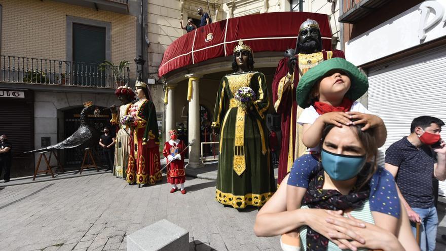 Berga planta les figures de Patum a la plaça de Sant Pere