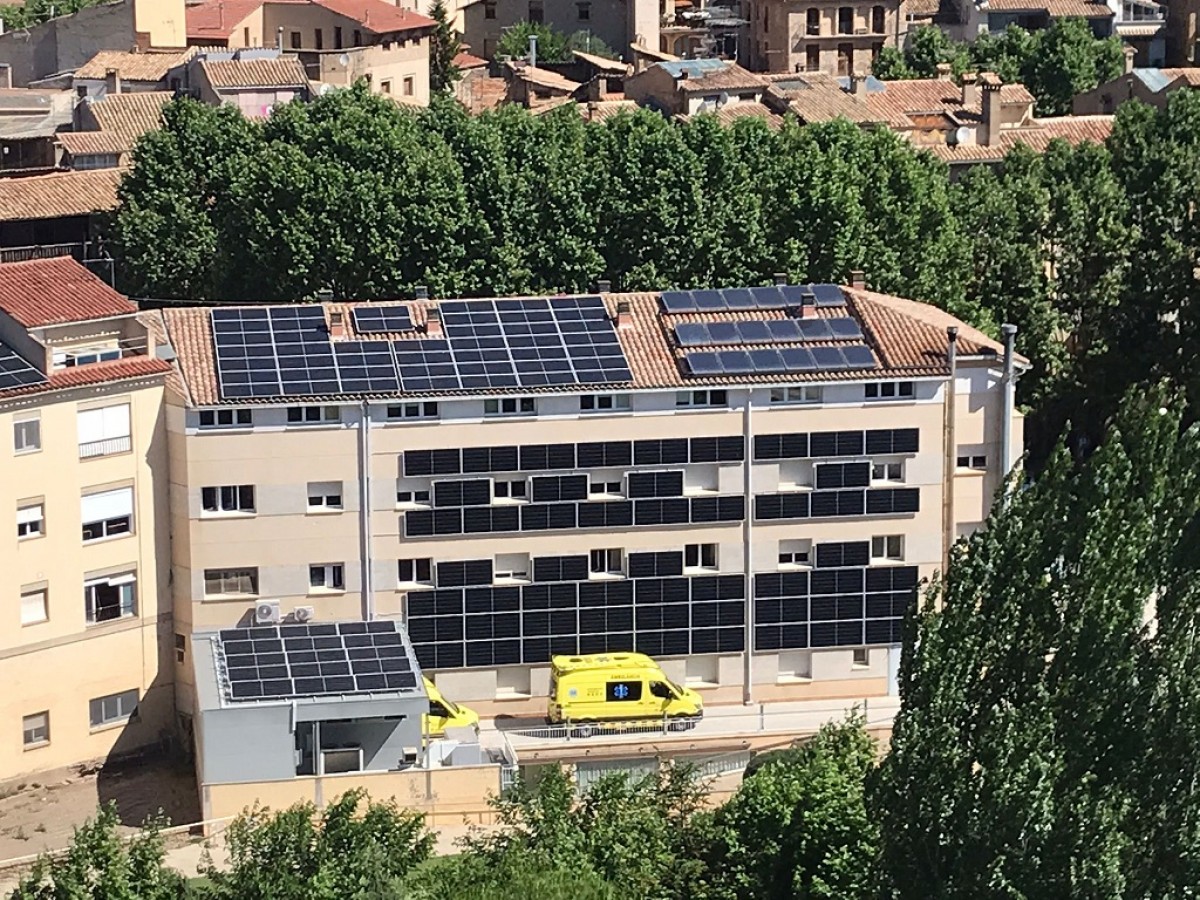 Ha instal·lat 199 panells solars a la façana posterior i a  la teulada