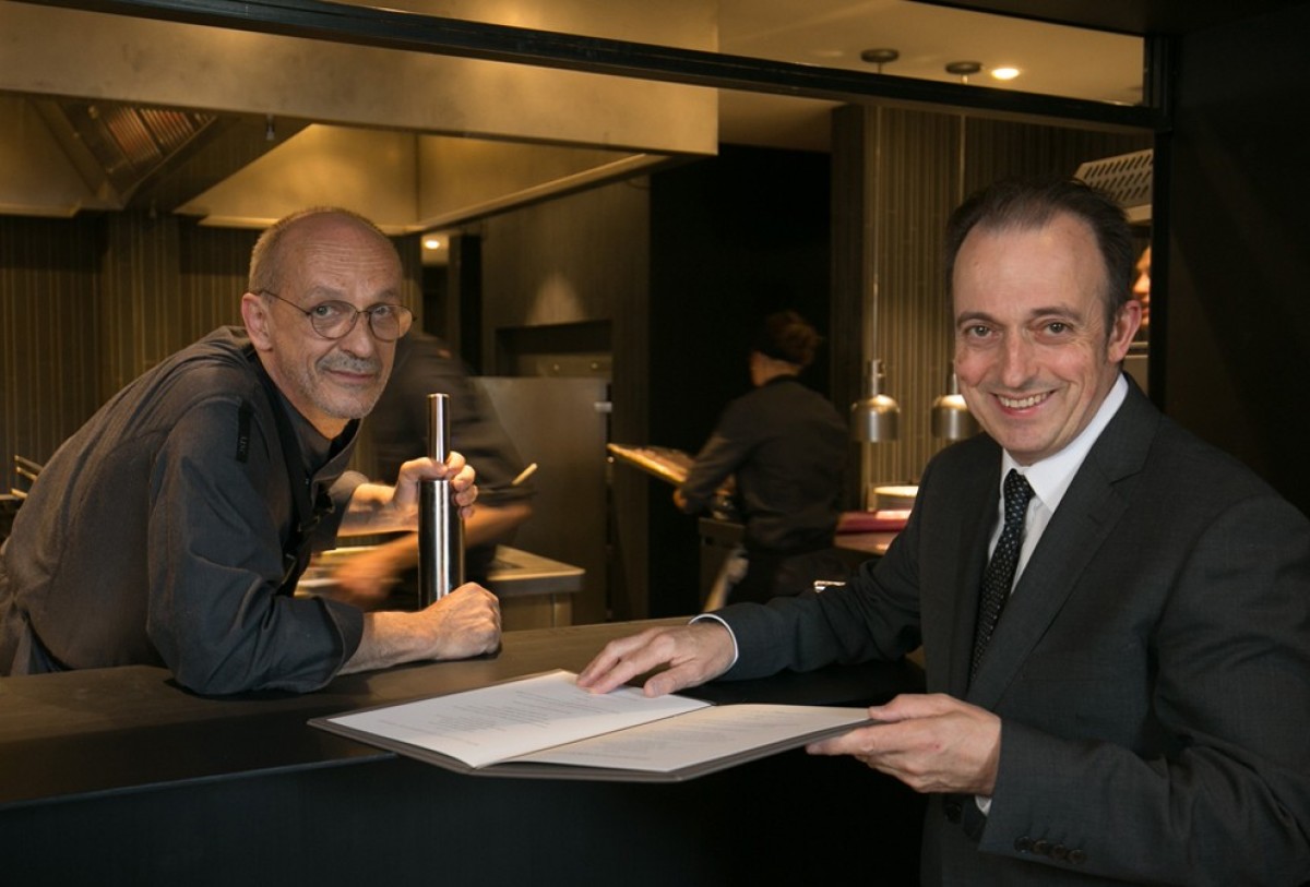 Xavier Sagristà, a l'esquerra, amb el cap de sala Toni Gerez, al restaurant Castell de Peralada
